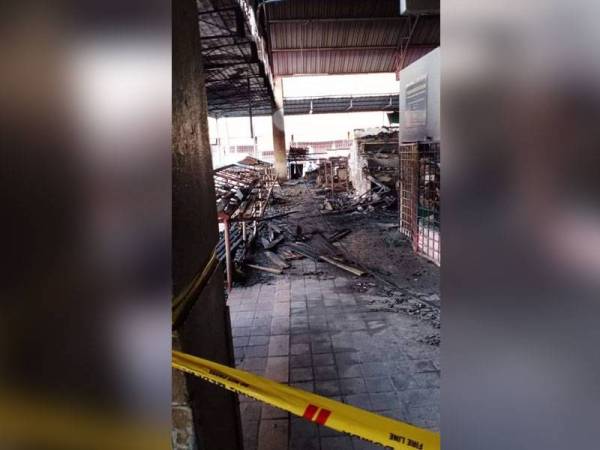 Sebanyak 30 peratus bahagian bawah pasar Port Dickson musnah dalam kebakaran awal pagi Khamis.