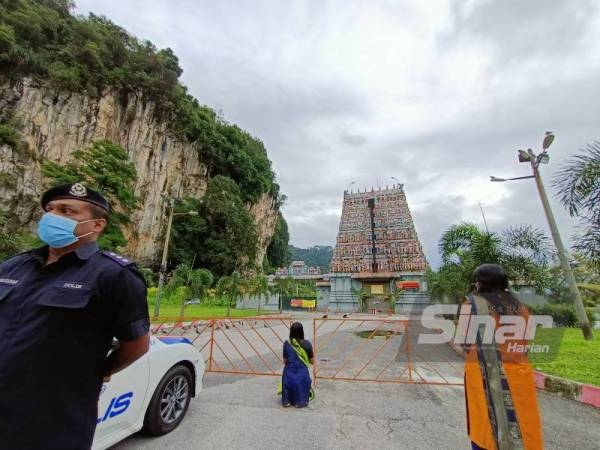 Penganut Hindu hadir bagi menyatakan kesyukuran dan melaksanakan nazar dari luar pagar Kuil Sri Subramaniar dengan pemantauan ketat pihak berkuasa.