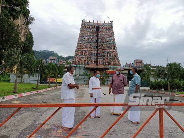 M Vivekanda (dua, kiri) bersama ahli jawatankuasa kuil meninjau keadaan pekarangan kuil yang lengang sempena perayaan Thaipusam hari ini.