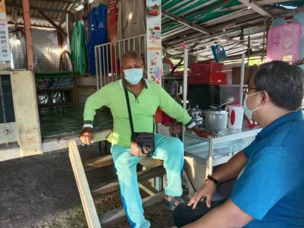 Mohd Fadel mendengar luahan Whasis ketika melawatnya di pondok di Kampung Paya Dalam, pekan Layang-Layang, Kluang, pada Khamis.