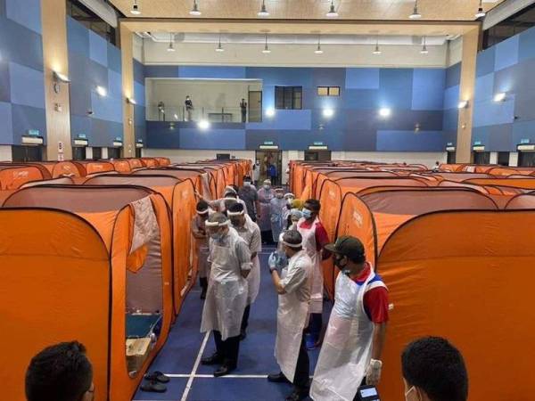 Penyediaan kubik di dalam dewan untuk pengasingan gelandangan yang telah diselamatkan. foto: FB DBKL.