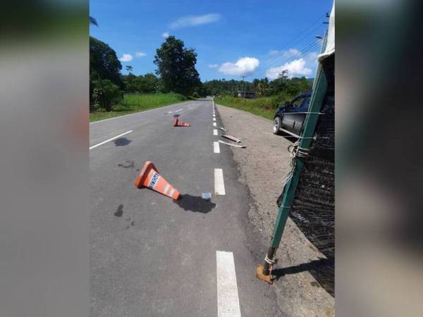 Peralatan SJR rosak selepas dirempuh seorang pemandu mabuk di SJR Melamam, Sipitang.