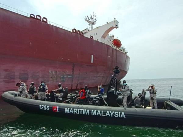 Maritim Perak membuat pemeriksaan ke atas sebuah kapal tangki yang dikesan berlabuh tanpa kebenaran pada kedudukan 4.4 batu nautika Selatan Pulau Buloh.