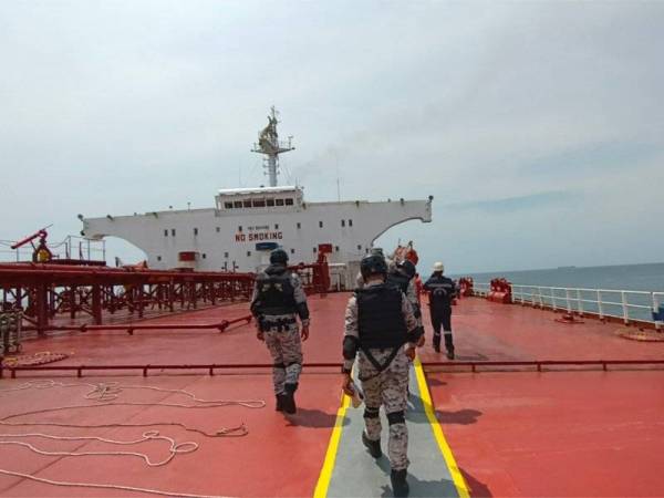 Maritim Perak membuat pemeriksaan ke atas sebuah kapal tangki yang dikesan berlabuh tanpa kebenaran pada kedudukan 4.4 batu nautika Selatan Pulau Buloh.