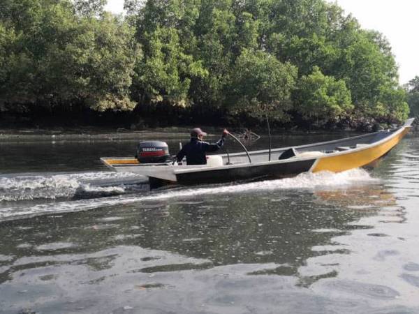 Sungai di Kampung Bagan Sungai Buloh di sini, tercemar hingga bertukar kehitaman dan berbau busuk.
