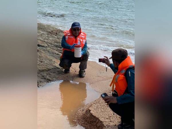 Sampel diambil bagi tujuan kajian selepas menerima aduan berlakunya pencemaran. - Foto JAS Perak