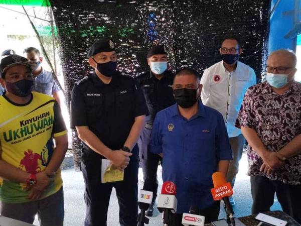 Saarani dalam sidang akhbar di SJR Tol Changkat Jering.