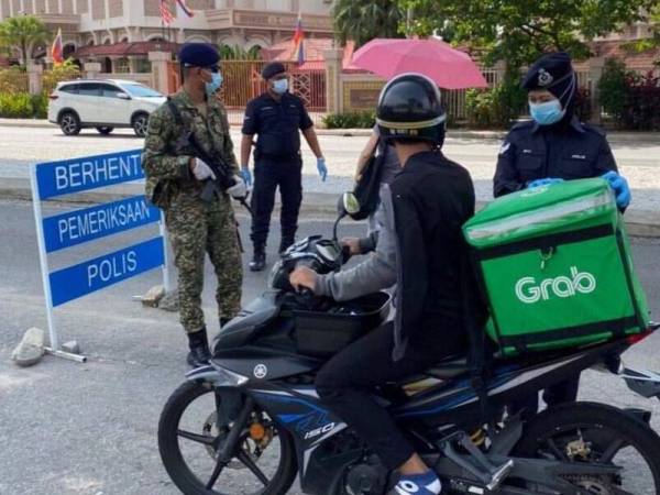 JSJN Bukit Aman telah mengambil tindakan proaktif dengan menempatkan anggota bertugas di sekatan jalan raya bagi mengekang aktiviti itu. - Foto: FB Jabatan Siasatan Jenayah Narkotik PDRM