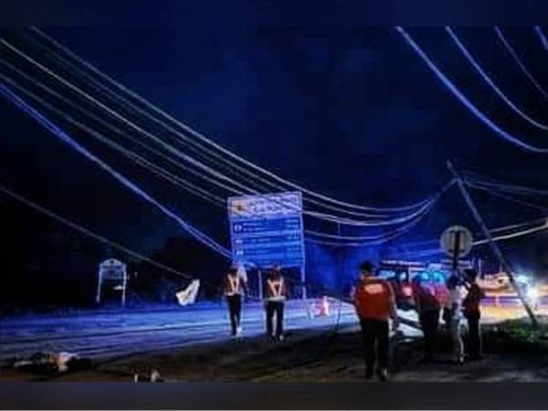 Seorang penoreh getah maut selepas motosikal yang ditunggangnya terlanggar sebatang tiang TM yang tumbang di KM69.9 Jalan Kota Bharu - Gua Musang di Guchil 7, Kuala Krai pada Rabu. - Foto ihsan pembaca