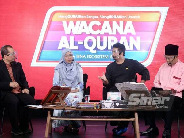 Dari kiri: Fazrul, Nurul Syuhaida, Ahmad Fauwaz dan Abdul Khair pada Wacana al-Quran siri ke-73 bertajuk 'Adakah Pesakit Mental Berbahaya' yang bersiaran secara langsung dari Kumpulan Karangkraf, Shah Alam pada Rabu. - FOTO ROSLI TALIB