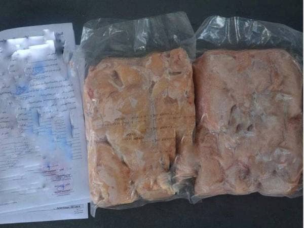 Ayam sejuk beku yang dirampas ketika pemeriksaan di ICQS Bukit Kayu Hitam pada Ahad.