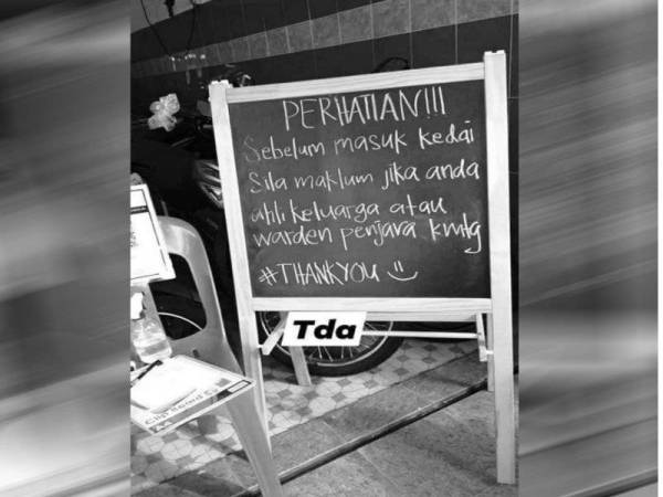 Notis yang diletakkan di pintu masuk dipercayai melarang anggota barisan hadapan masuk ke premis di Taiping. - Foto ihsan pembaca