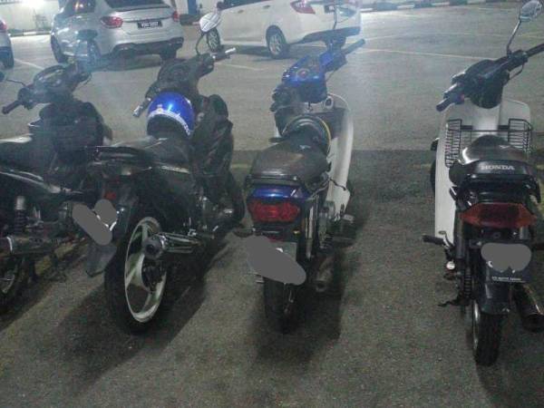 Antara motosikal curi yang dirampas di Ampang Hilir dan Pandan Dalam di sini Selasa lalu.