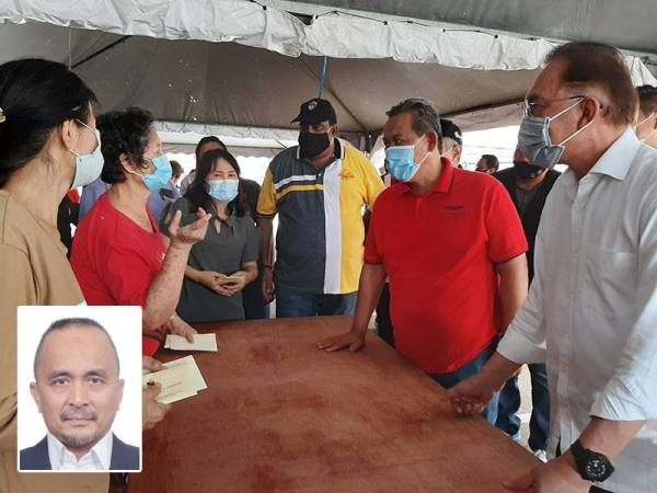 Aminuddin dan Anwar semasa bertemu peniaga pasar yang terjejas akibat kebakaran pada Khamis. Gambar kecil: Hanif 