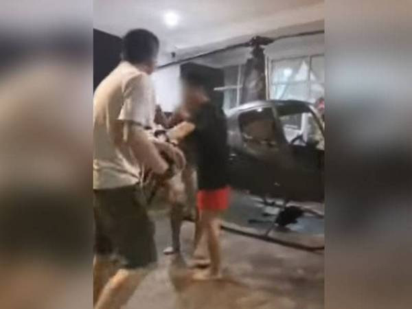 Rakaman video yang tular di media sosial pertelingkahan dua lelaki di sebuah rumah di Puchong, baru-baru ini.