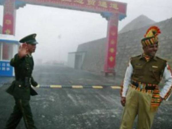 Gambar fail menunjukkan askar-askar China di kawasan Naku La, sempadan antara China dengan India. - Foto AFP