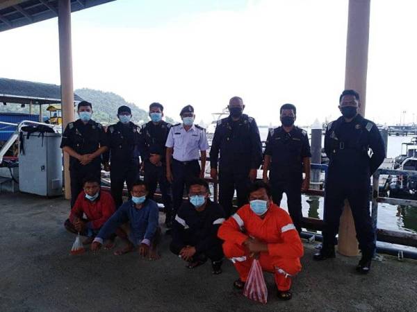 Dua nelayan warga Myanmar (duduk, kiri dan dua kiri) diselamatkan Maritim Perak, manakala seorang lagi rakan senegara masih hilang selepas bot dinaiki karam. - Foto Ihsan Maritim Malaysia