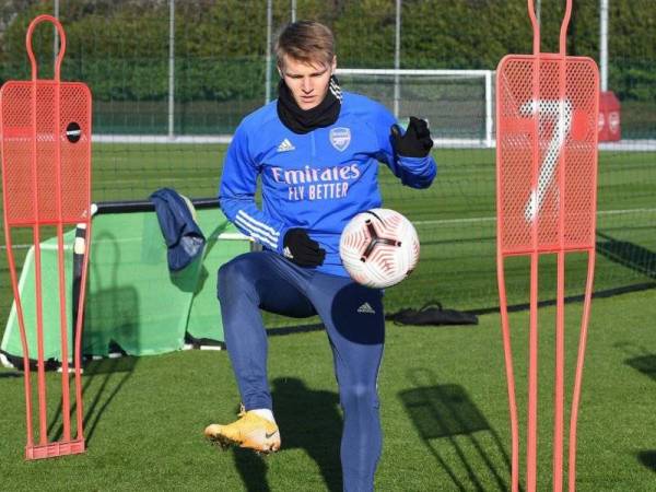 Odegaard berlatih menjelang aksi berdepan Manchester United.