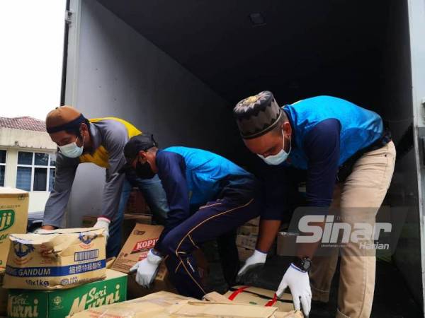 Kakitangan Bahagian Penyelidikan JAIP dan PAID memunggah bahan al-Quran rosak yang berjaya dikumpulkan untuk proses pelupusan di Pusat Pemuliaan Al-Quran Temin, Jerantut.
