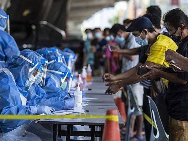 Kira-kira 9,912 daripada 12,447 pekerja asing di Melaka masih belum menjalani ujian saringan Covid-19. (Gambar hiasan) - Foto EPA-EFE