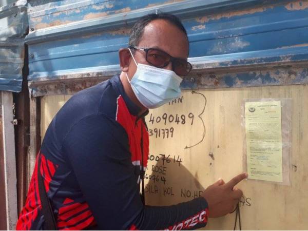 Badrul Hisham menunjukkan notis MBAS yang diterimanya pada Khamis.