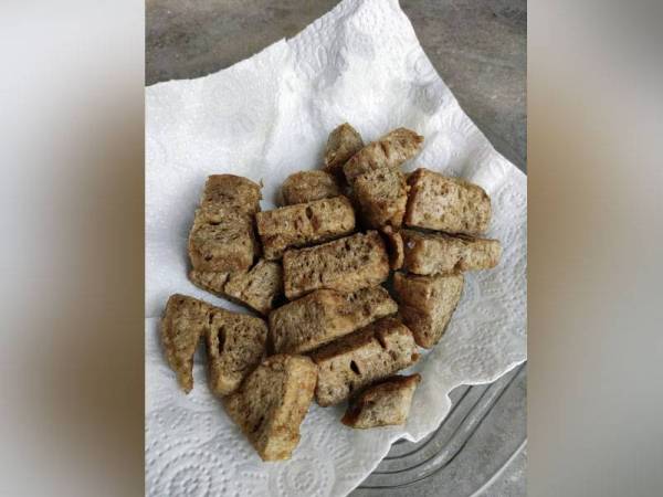 Keropok tongkol makcik Semoh boleh dimakan begitu saja atau dipotong kecil dan digoreng.