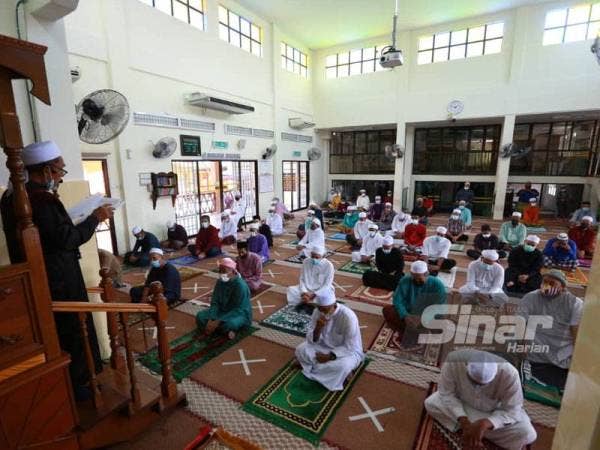 Kedudukan ruang solat di Surau Nurul Islamiah, Ipoh dengan pematuhan jarak fizikal pada Jumaat.