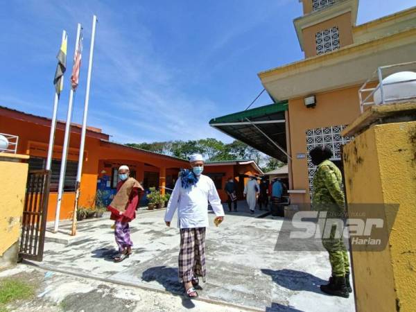 Jemaah yang hadir untuk solat Jumaat di Surau Nurul Islamiah, Ipoh pada Jumaat mematuhi SOP ditetapkan.