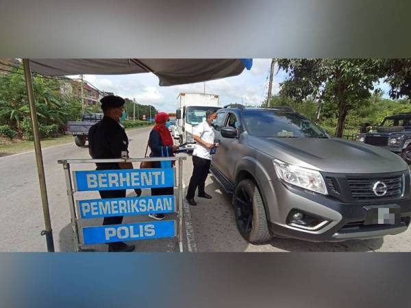 Syahrul Nizam (tiga dari kiri) turut meninjau sekatan jalan raya di Taman Sornam, Bahau pada Jumaat.