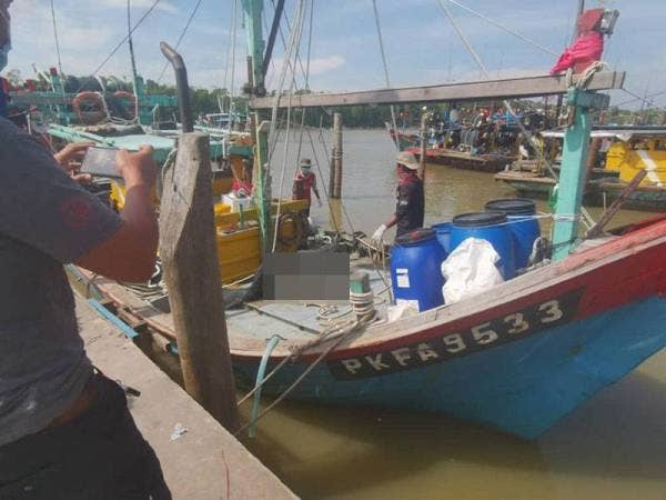 Mayat nelayan warga Myanmar yang hilang empat hari lalu ditemukan terapung oleh nelayan tempatan pada Jumaat. Foto: ihsan Maritim Perak.