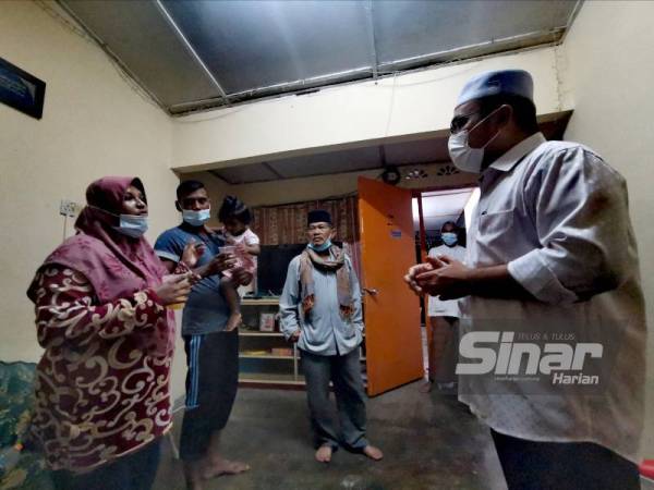 Nur Shailla Revathy menceritakan keadaan anaknya kepada Zulkifli ketika berkunjung di rumahnya di Seremban.