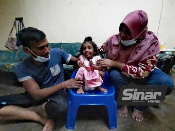 Nur Shailla Revathy dan suaminya, Mohd Alauddin Mohd Mollik Sheikh di rumah mereka di Taman Rasa Sayang, Seremban.