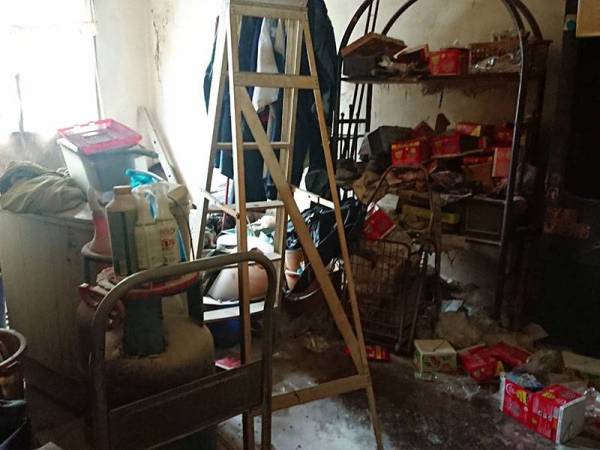 Salah sebuah bilik rumah Mohd Nasir di Taman Seri Telok Mas, Melaka yang tidak terurus dan bersepah.