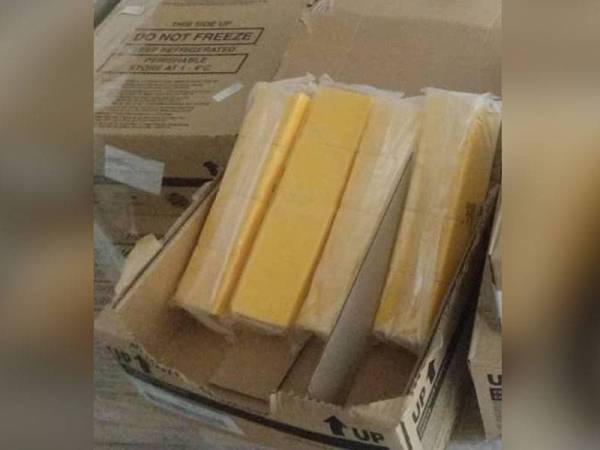 Maqis merampas satu konsainan yang membawa keju dari New Zealand di laluan lori di BSI, Johor Bahru pada Jumaat.
