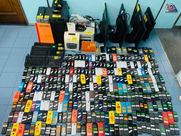 Antara barangan dan peralatan dirampas yang digunakan di beberapa pusat panggilan kegiatan ah long di beberapa lokasi sekitar Gelang Patah dan Johor Bahru pada Jumaat.