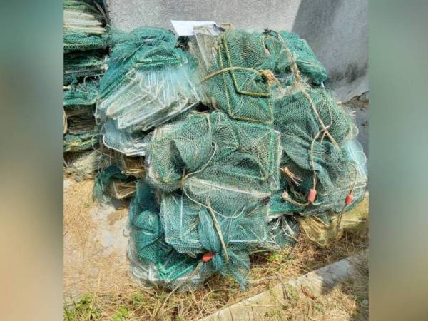 Set bubu naga dirampas Jabatan Perikanan Perak di perairan Pantai Remis. - Foto Ihsan Jabatan Perikanan Perak