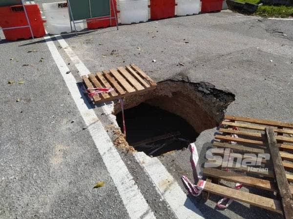 Keadaan lubang yang terbentuk di jalan tersebut disebabkan oleh kebocoran dan kerosakan paip pembentung milik IWK.