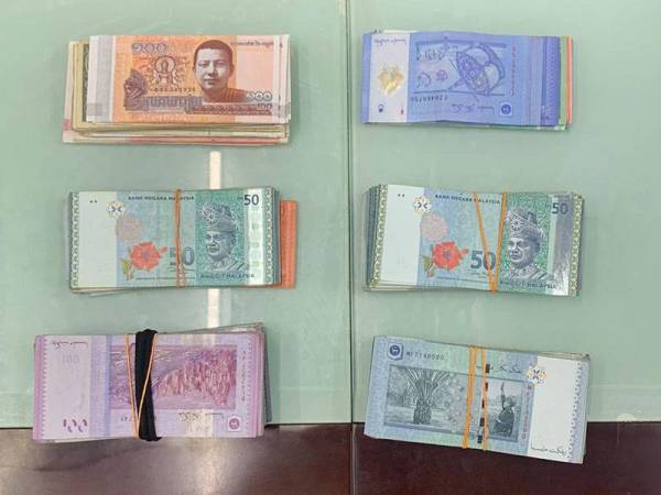 Telefon bimbit dan wang tunai yang dirampas dalam serbuan yang dilakukan di Jalan Raja Chulan, Bukit Bintang, Kuala Lumpur pada Jumaat.