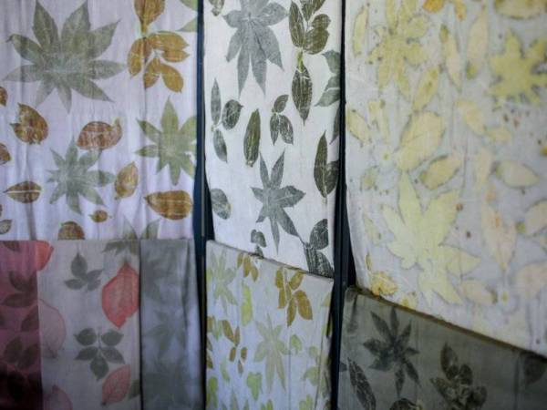 Unik... Penghasilan warna serta corak batik yang terbentuk secara semulajadi selepas dikukus selama dua jam yang telah diusahakan oleh pengusaha batik 'Ecoprint', Khairizal Ishak, 33, telah berjaya menghasilkan seni kraf batik dengan keistimewaan tersendiri dan lebih mesra alam tanpa menggunakan bahan kimia seperti serbuk pewarna batik. - Foto Bernama