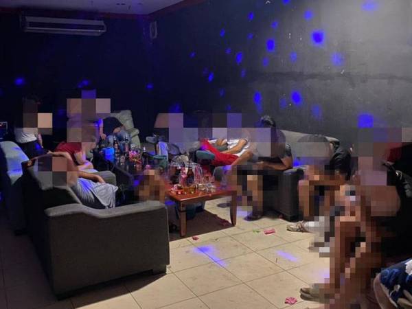 Antara individu yang ditahan dalam serbuan yang dijalankan.