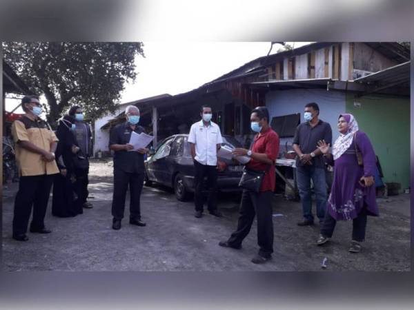 Hassan (tengah) memberi penjelasan kepada penduduk berkenaan langkah perlu diambil terhadap pemaju di Taman Saujana, Plentong, Pasir Gudang pada Ahad.