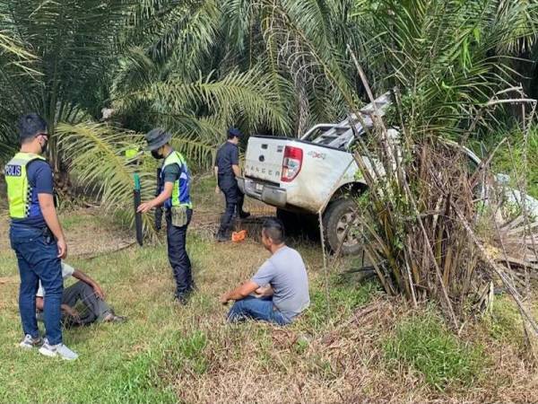 Dua lelaki nyaris maut selepas pacuan empat roda dinaiki terjunam ke dalam parit dalam usaha melarikan diri dari SJR di Jalan Kampung Neram-Bukit Goh, Kemaman petang Sabtu - Foto Ihsan PDRM