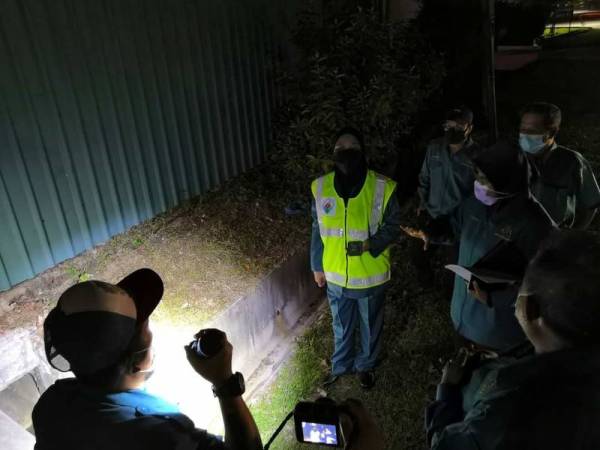 Pegawai JAS menjalankan pemeriksaan Ops Teras sekitar Kawasan Perindustrian Kampung Acheh, Sitiawan. - Foto JAS Perak