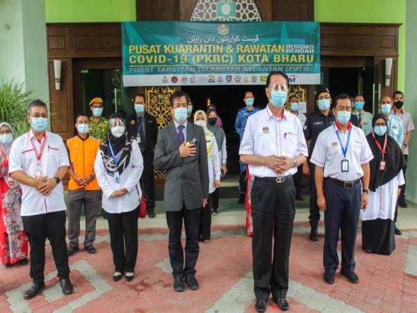 Dr Noor Hisham bergambar bersama para petugas barisan hadapan Kelantan semasa meninjau PKRC Pusat Tarbiah Islam Kelantan (PUTIK) Pengkalan Chepa di sini hari ini. Turut hadir Pengarah Kesihatan Kelantan Datuk Dr Zaini Hussin. - Foto Bernama