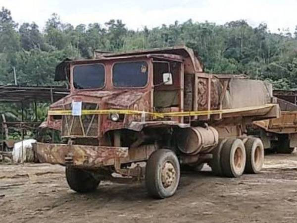 Sebuah lori yang ditemui disimpan di lokasi kira-kira dua kilometer dari tapak cari gali emas haram terbabit turut disita. - Foto JPNP