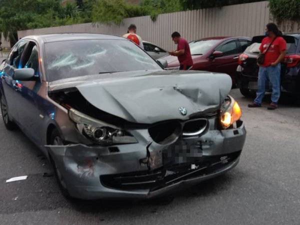 Salah sebuah kereta yang ditemui di lokasi kejadian pergaduhan di Taman Juara Jaya, Batu 9 Cheras, Kajang, pada Ahad.
