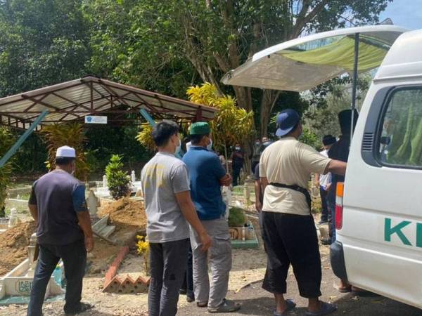 Jenazah kanak-kanak lelaki itu tiba di Tanah Perkuburan Islam Padang Lebar Simpang Bekoh, Jasin sebelum disemadikan pada Isnin.