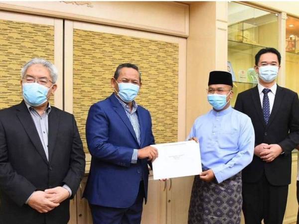 Muhammad Allif (dua dari kanan) menerima surat pelantikan sebagai Penyelaras DUN Kota disampaikan Menteri Besar Datuk Seri Aminuddin Harun(dua dari kiri). Turut kelihatan Mk Ibrahim (kiri).