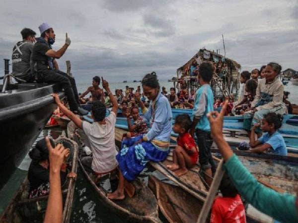 Ebit membimbing suku Bajau Laut di Pulau Tatagan Semporna, Sabah mengucap syahadah pada Ahad. 