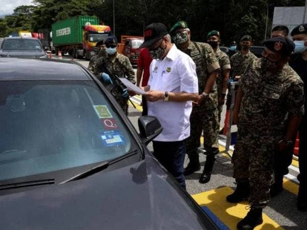Ismail Sabri ketika melawat sekatan jalan raya di Sentul dan Gombak, pada Isnin. 